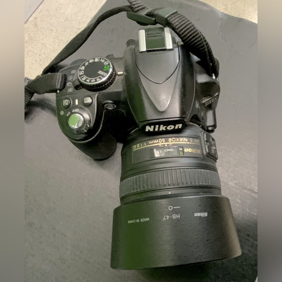 Nikon D3100 DSLR camera with VR lens - Picture 1 of 3